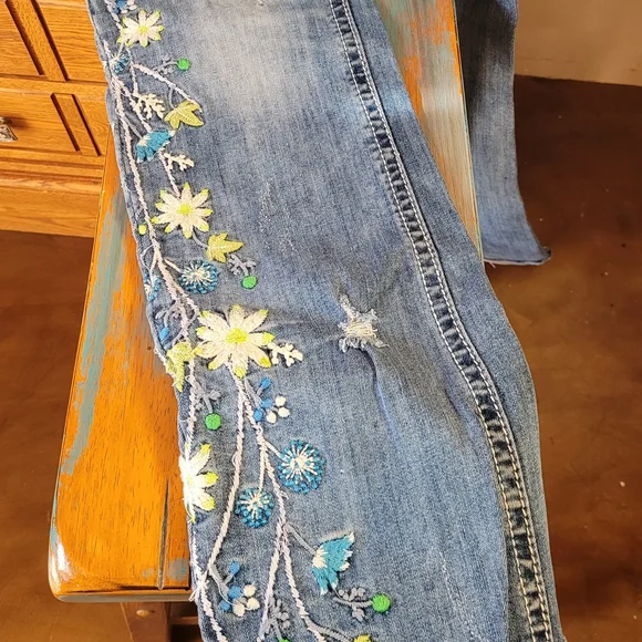Grace in LA Distressed Blue Jeans with Floral Embroidery Size 29 - Picture 6 of 8